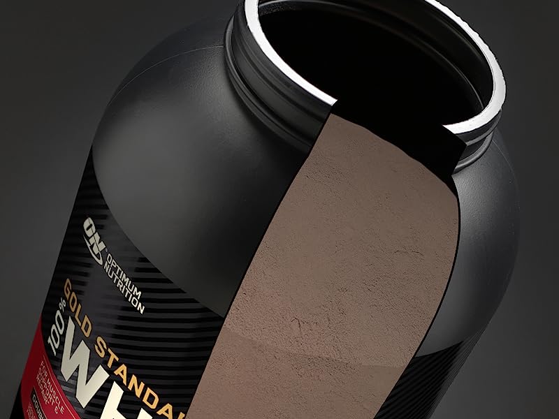 Grande contenitore nero per integratori proteici con finitura opaca, fotografato ad angolo con etichetta parziale e coperchio su sfondo scuro