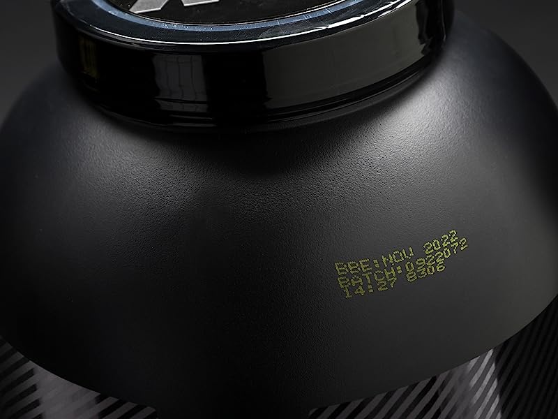 Primo piano del dispositivo circolare nero con display di testo digitale verde. Forse un termostato o un pannello di controllo intelligente.