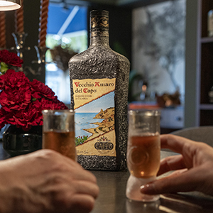 Vecchio Amaro del Capo con biucchieri tavoloVecchio amaro del capo con bicchieri