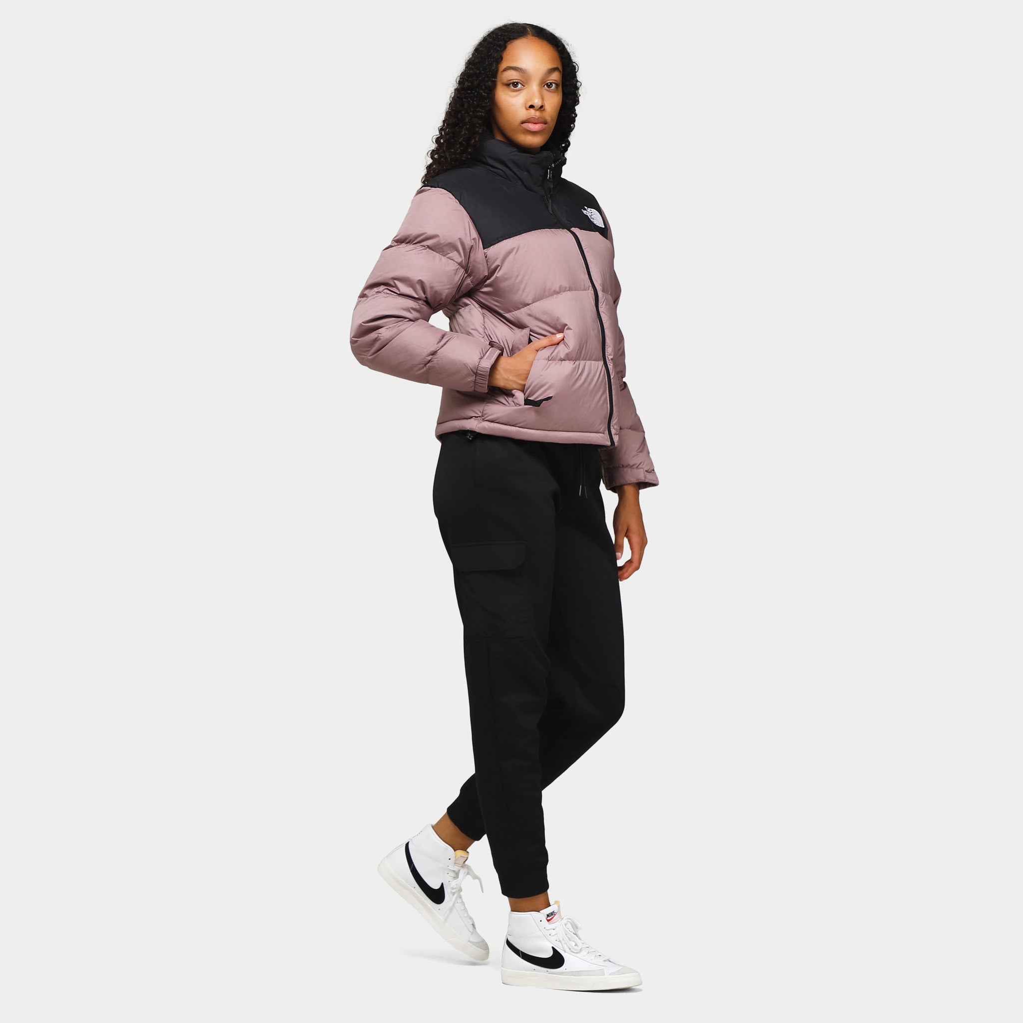 The Nothtrth Fathtce Women's 1996 Retro Nuptse Jacket Fawn Grey / TNF Black