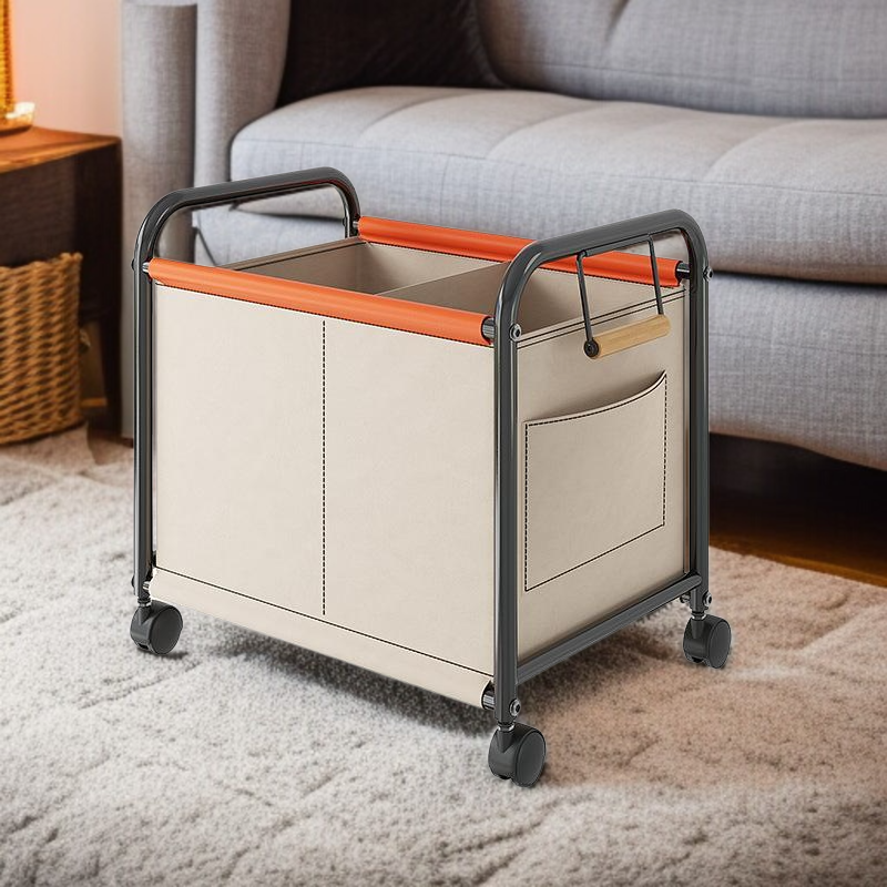 Platzsparendes Regal unter dem Tisch im Büro