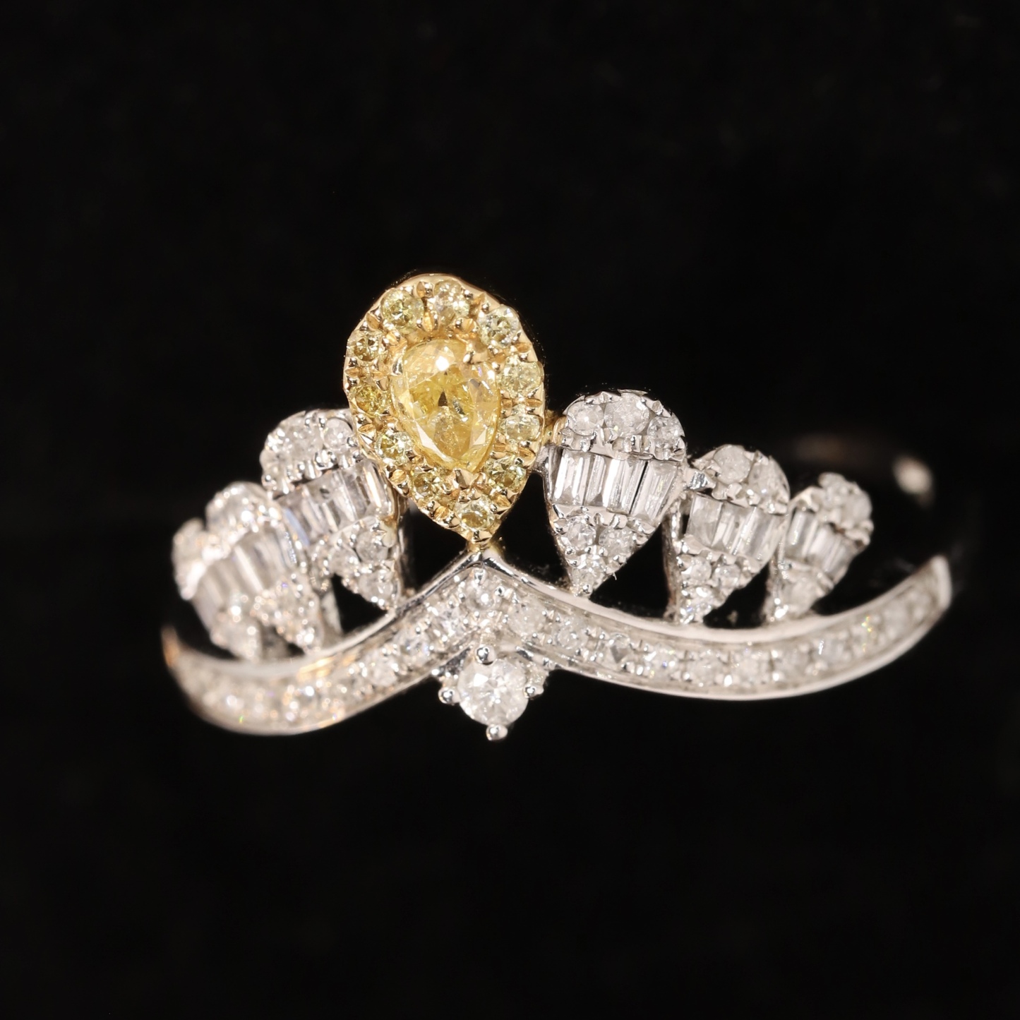 18k gold inlaid with natural diamond crown ring,0.55ct  featuring a step diamond, teardrop diamond, and yellow diamond ring