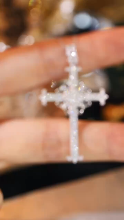 18k gold necklace with cross design, natural diamond weighing 0.60ct