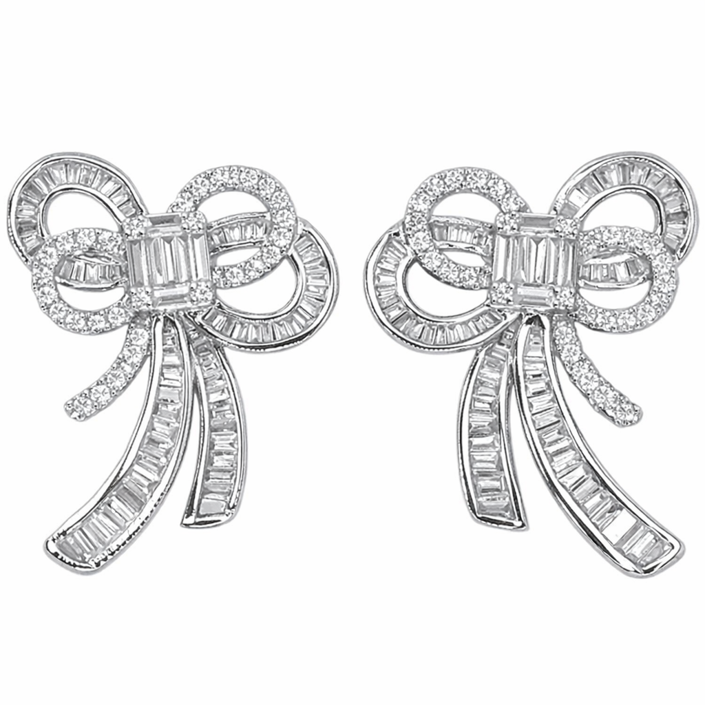 18-karat gold earrings in the shape of a butterfly, featuring a natural diamond of 1.40 carats set in a tapered baguette cut within a channel setting.