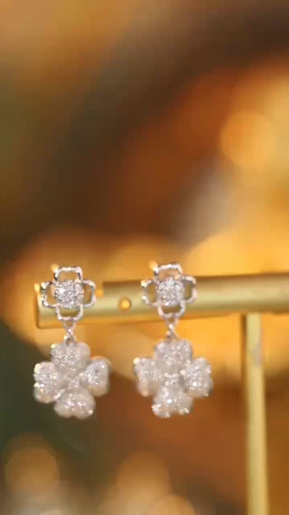 18k gold earrings in the shape of a four-leaf clover, set with a 0.80-carat natural diamond.