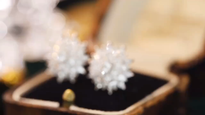 18k gold diamond earrings, featuring a natural diamond of 2.20 carats in a marquise cut.