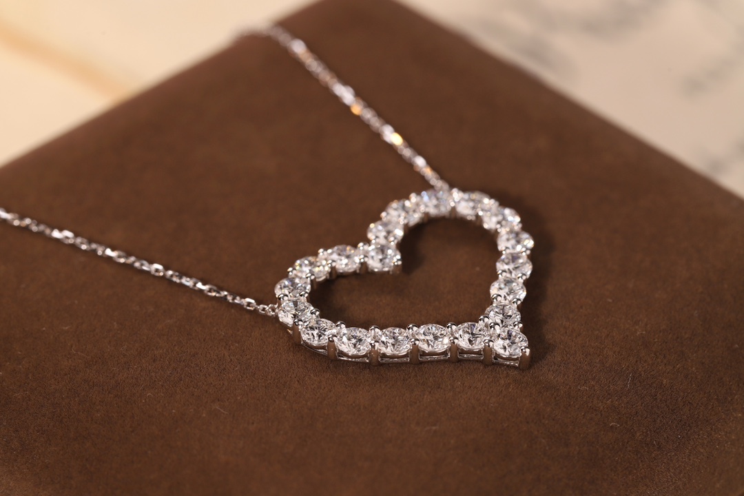 10kgold  Eternal Love · 1ct / 3ct / 5ct Lab Grown Heart Cut Diamond Necklace Collection