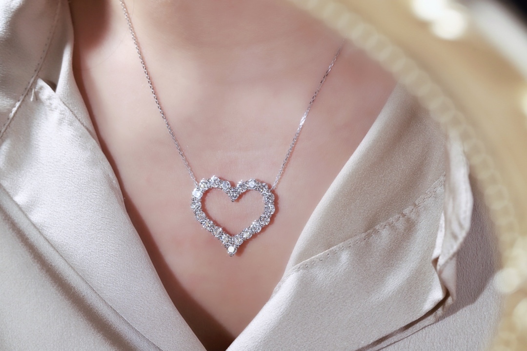 10kgold  Eternal Love · 1ct / 3ct / 5ct Lab Grown Heart Cut Diamond Necklace Collection