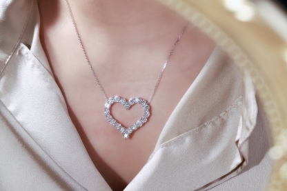 10kgold  Eternal Love · 1ct / 3ct / 5ct Lab Grown Heart Cut Diamond Necklace Collection