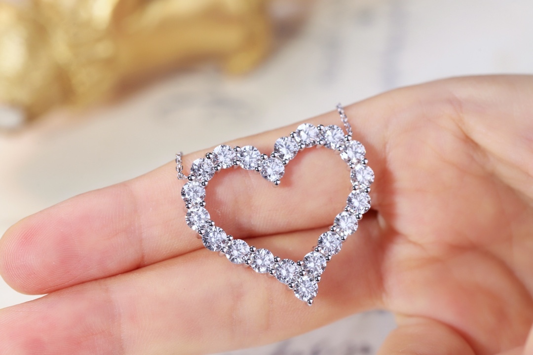 10kgold  Eternal Love · 1ct / 3ct / 5ct Lab Grown Heart Cut Diamond Necklace Collection