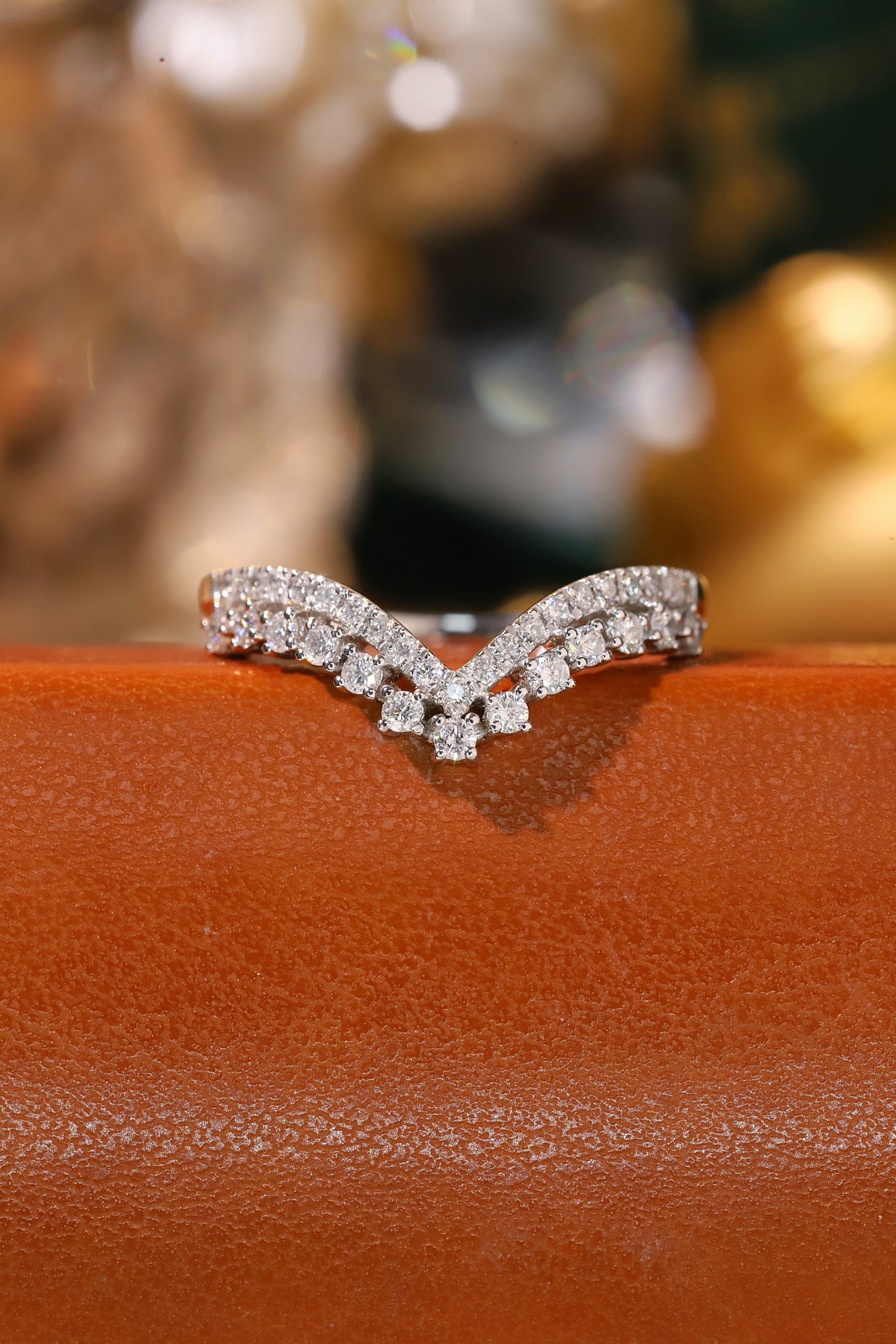18K gold V-shaped ring, set with a 0.38-carat natural diamond – this stylish and practical ring is perfect for everyday wear.