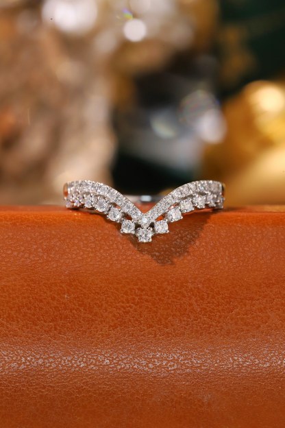 18K gold V-shaped ring, set with a 0.38-carat natural diamond – this stylish and practical ring is perfect for everyday wear.