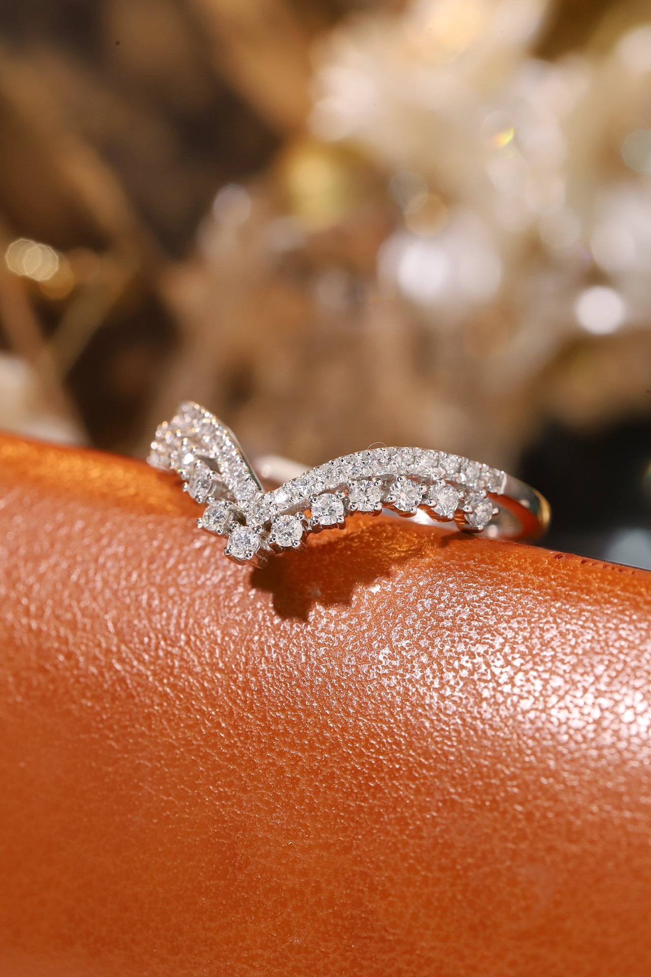 18K gold V-shaped ring, set with a 0.38-carat natural diamond – this stylish and practical ring is perfect for everyday wear.