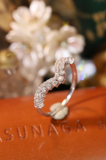 18K gold V-shaped ring, set with a 0.38-carat natural diamond – this stylish and practical ring is perfect for everyday wear.