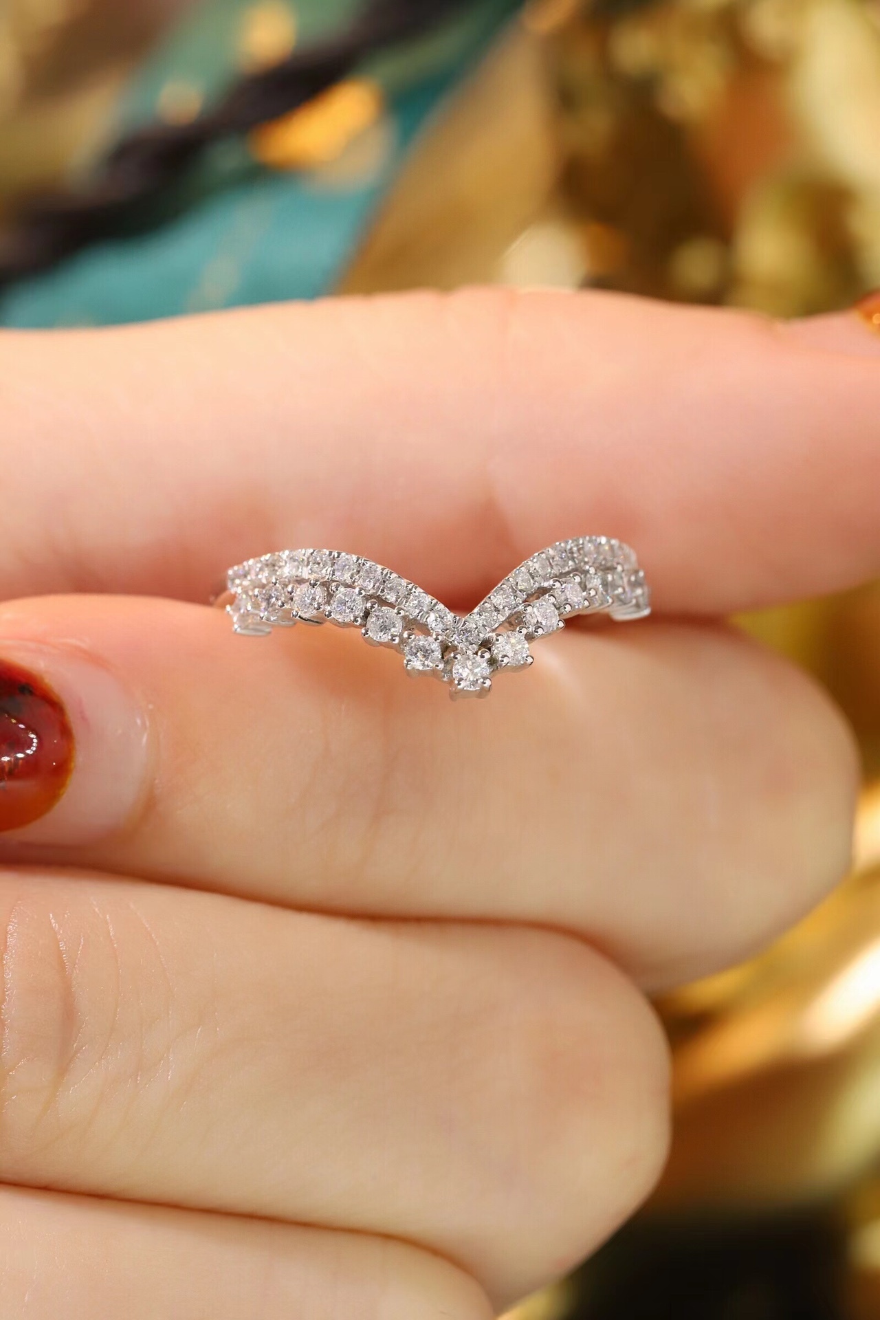 18K gold V-shaped ring, set with a 0.38-carat natural diamond – this stylish and practical ring is perfect for everyday wear.