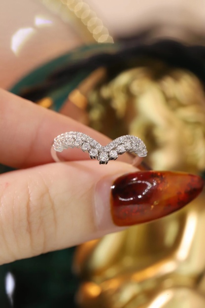 18K gold V-shaped ring, set with a 0.38-carat natural diamond – this stylish and practical ring is perfect for everyday wear.