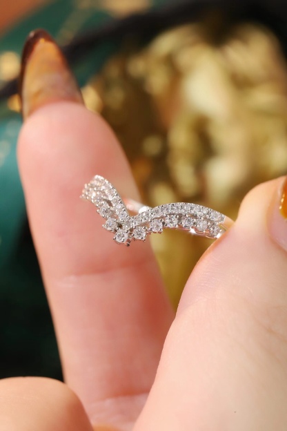 18K gold V-shaped ring, set with a 0.38-carat natural diamond – this stylish and practical ring is perfect for everyday wear.