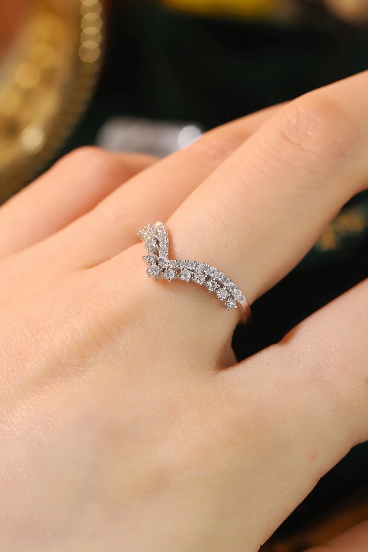 18K gold V-shaped ring, set with a 0.38-carat natural diamond – this stylish and practical ring is perfect for everyday wear.