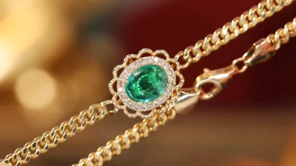 18k Gold Bracelet, Luxurious Diamond-Studded Bracelet, Emerald Bracelet with 0.95ct Diamonds