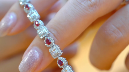 18k Gold Bracelet, Ruby Bracelet, Luxuriously Set with a 2.10-carat Drop-shaped Ruby and 2.90-carat Natural Diamond