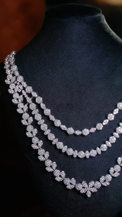 18k Gold Necklace – Luxury Evening Gown Necklace, stylish and elegant. Three-layer design with a 20.5ct natural diamond.