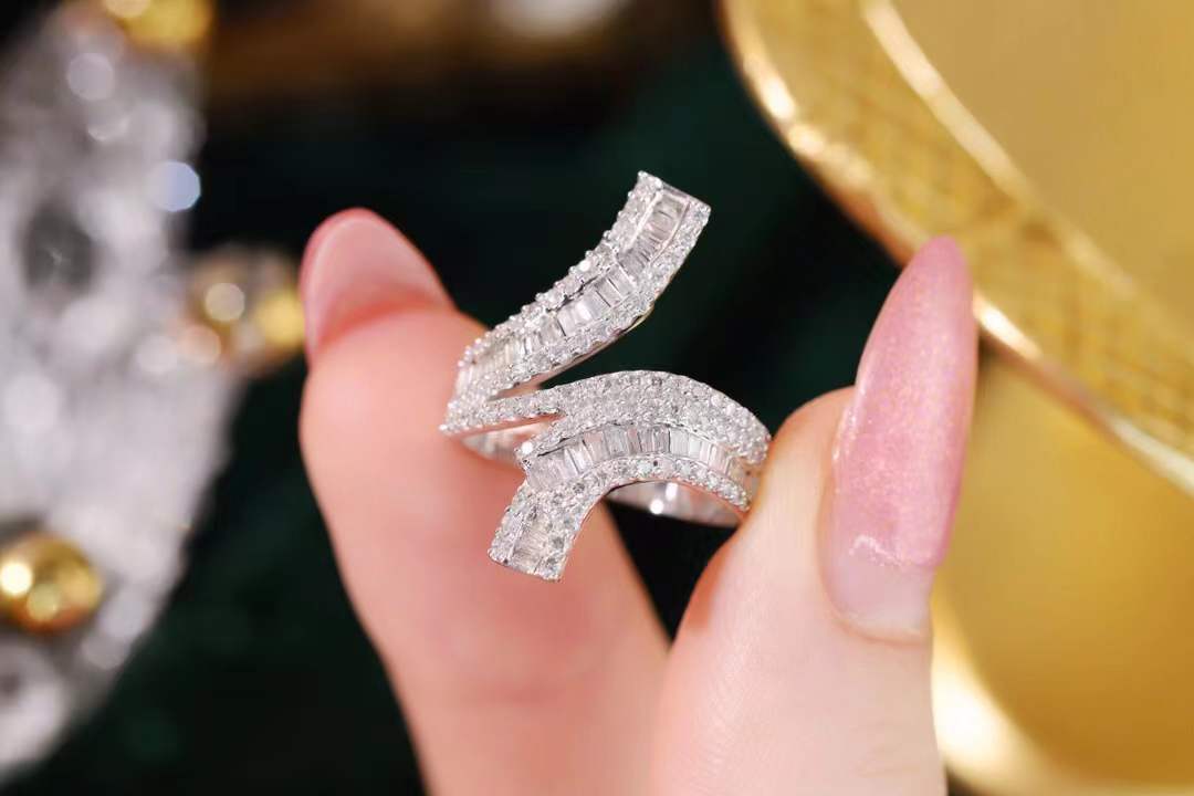 18k gold ring set with a natural diamond; the diamond features a Tapered Baguette cut and weighs 0.72carats.