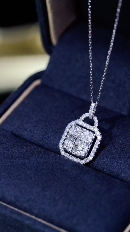 18k gold pendant with 0.75ct natural diamond (chain not included)