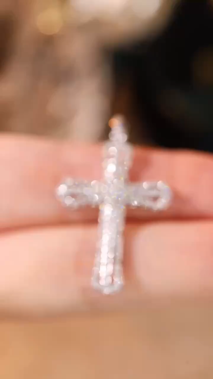 18k gold pendant with a natural diamond of 0.60ct, cross design (chain not included)