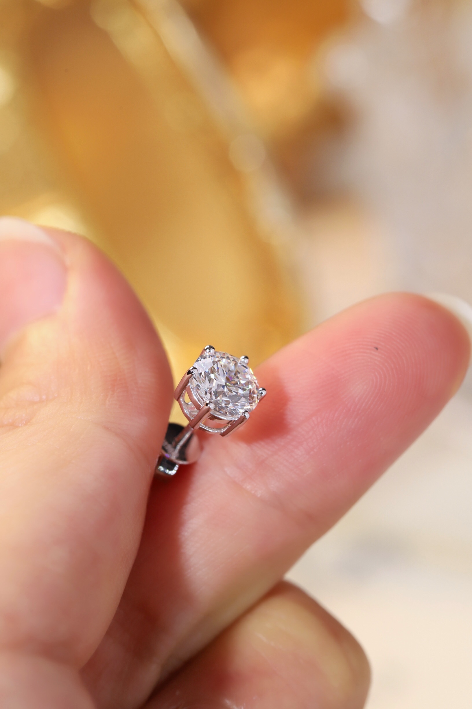 PT950 six-pronged earring stud, set with 2 lab-grown diamonds of 1 carat each.