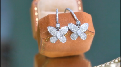 18-karat gold butterfly-shaped earrings, set with a natural diamond of 0.60 carats.