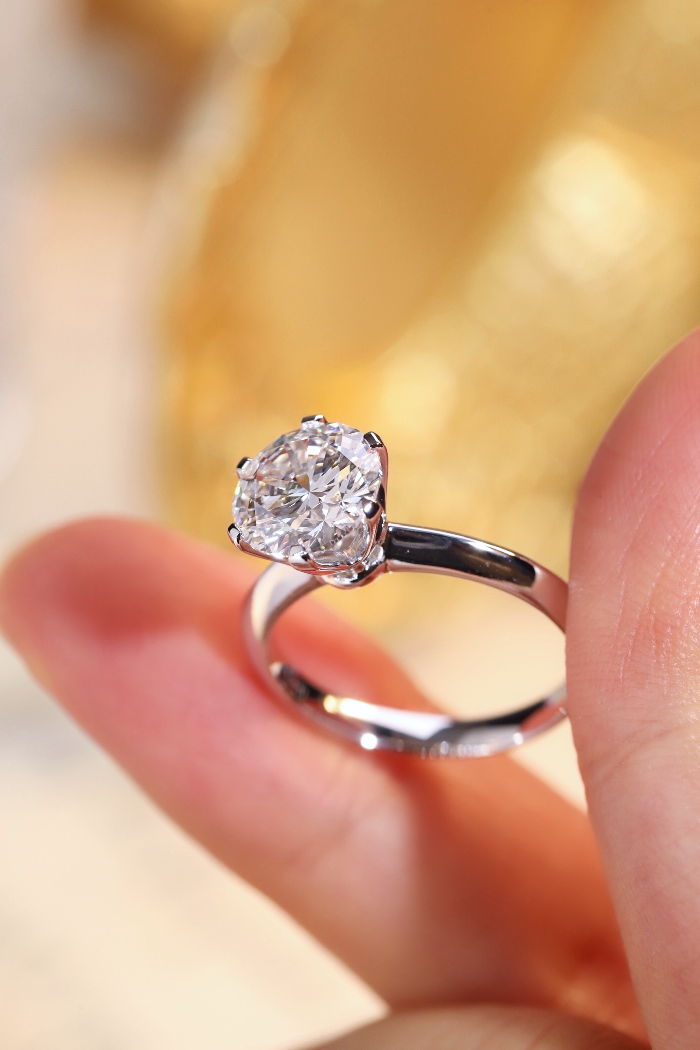 PT950 ring with a six-prong setting, containing 2 carats of lab-grown diamonds.