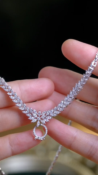 18k Gold Necklace – Luxury Evening Gown Necklace, exquisite and elegant, featuring a 1.50ct natural diamond