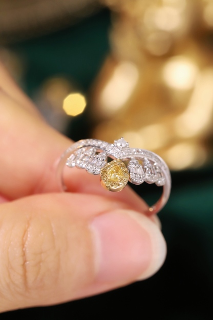 18k gold inlaid with natural diamond crown ring,0.55ct  featuring a step diamond, teardrop diamond, and yellow diamond ring