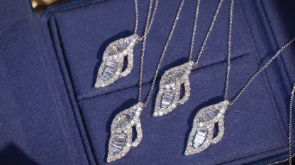 18k gold necklace with leaf design, natural diamond 0.60ct