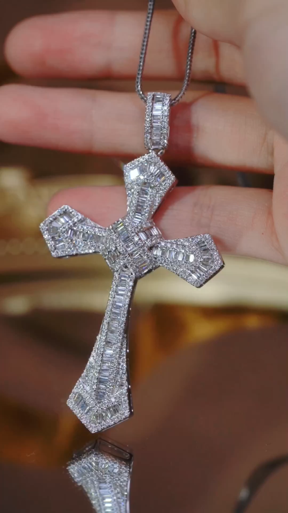 18k gold pendant with a natural diamond of 3.2ct, cross design (chain not included)