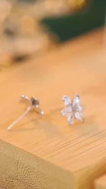 18-karat gold earrings set with a natural diamond of 0.30 carats, in a cluster setting. flowers