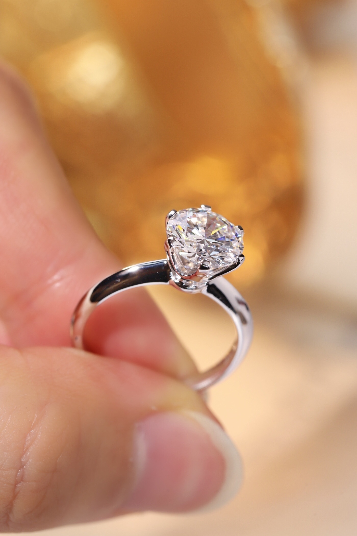 PT950 ring with a six-prong setting, containing 2 carats of lab-grown diamonds.