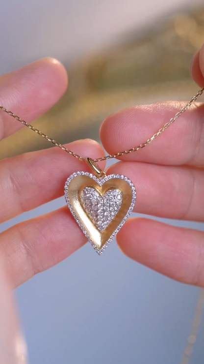 18k gold necklace with heart design, frosted finish, and a natural diamond of 0.60ct