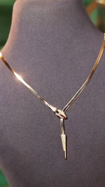 18k gold necklace with snake-head design, featuring a natural diamond of 0.25ct