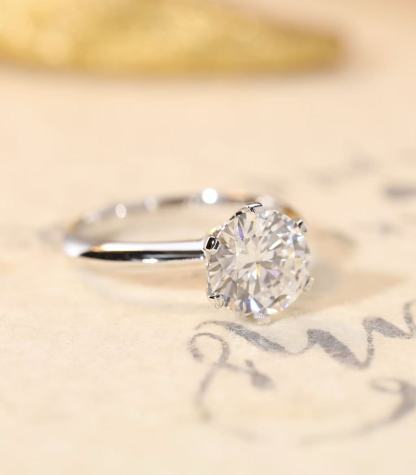 PT950 ring with a six-prong setting, containing 2 carats of lab-grown diamonds.