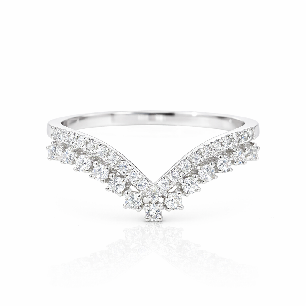 18K gold V-shaped ring, set with a 0.38-carat natural diamond – this stylish and practical ring is perfect for everyday wear.