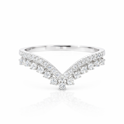 18K gold V-shaped ring, set with a 0.38-carat natural diamond – this stylish and practical ring is perfect for everyday wear.