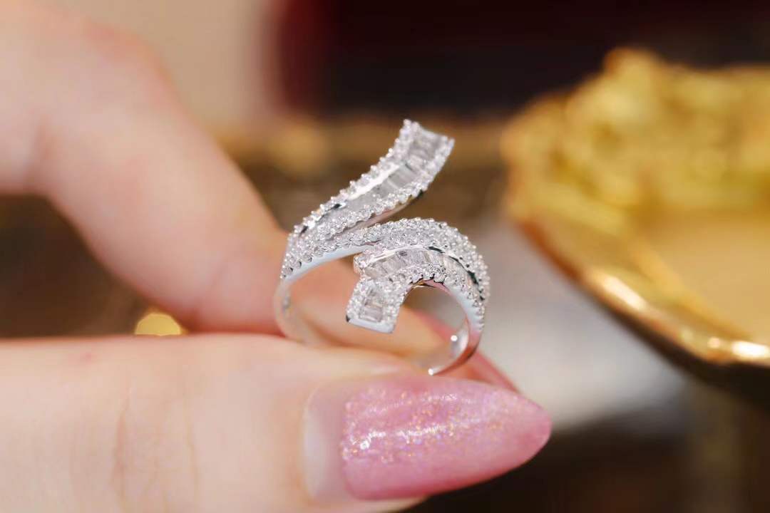 18k gold ring set with a natural diamond; the diamond features a Tapered Baguette cut and weighs 0.72carats.