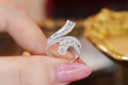 18k gold ring set with a natural diamond; the diamond features a Tapered Baguette cut and weighs 0.72carats.