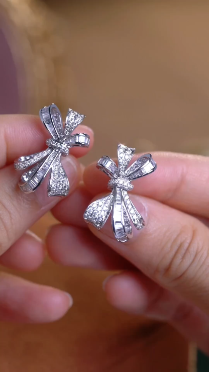 [Copy]18-karat gold earrings in the shape of a butterfly, featuring a natural diamond of 1.40 carats set in a tapered baguette cut within a channel setting.