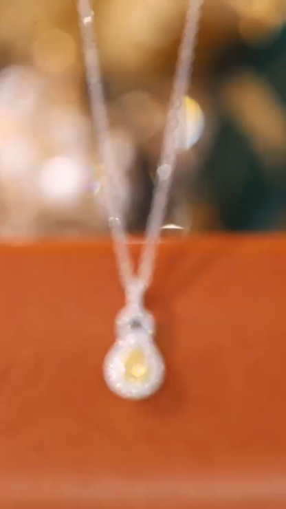 18k gold yellow diamond necklace with a natural diamond of 0.30ct
