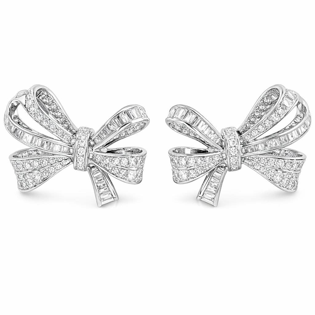 [Copy]18-karat gold earrings in the shape of a butterfly, featuring a natural diamond of 1.40 carats set in a tapered baguette cut within a channel setting.