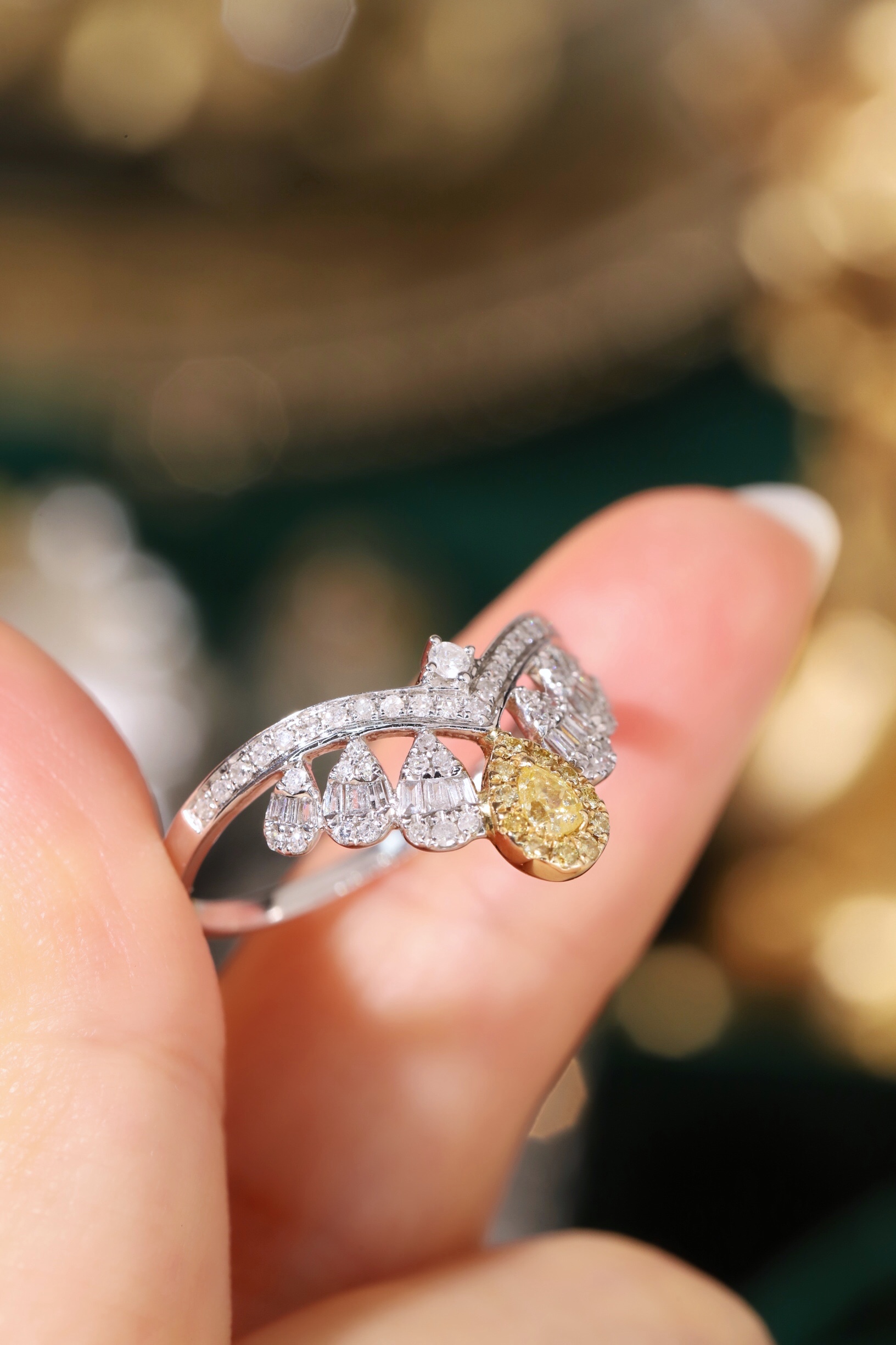18k gold inlaid with natural diamond crown ring,0.55ct  featuring a step diamond, teardrop diamond, and yellow diamond ring