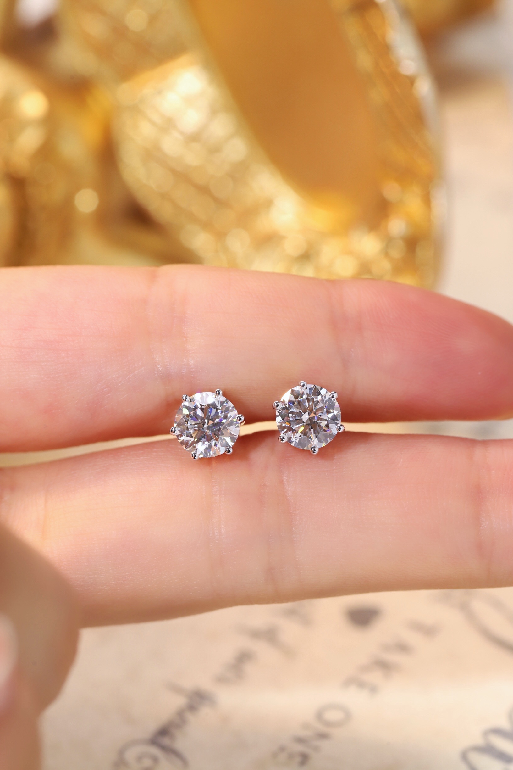 PT950 six-pronged earring stud, set with 2 lab-grown diamonds of 1 carat each.