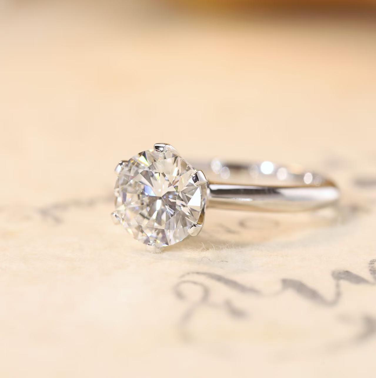 PT950 ring with a six-prong setting, containing 2 carats of lab-grown diamonds.